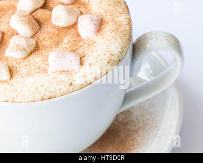 Gros plan d'une tasse de chocolat chaud avec guimauves rose et blanc Banque D'Images
