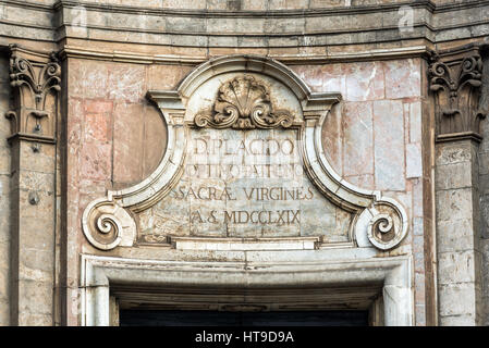 Détails de style baroque Chiesa di San Placido Monaco e Martire (Église de Saint Placide) dans Catania City sur le côté est de l'île de Sicile, Italie Banque D'Images