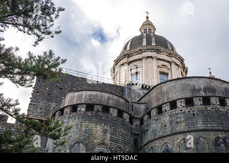 Norman absides et dôme de la cathédrale métropolitaine de Saint Agatha sur la place de la cathédrale dans la ville de Catane sur le côté est de l'île de Sicile, Italie Banque D'Images