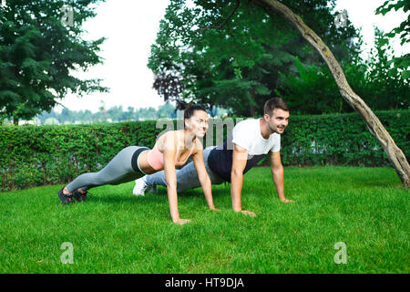 Jeune couple exercising happpy et étirer les muscles avant l'activité sportive Banque D'Images