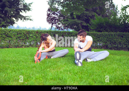 Jeune couple exercising happpy et étirer les muscles avant l'activité sportive Banque D'Images