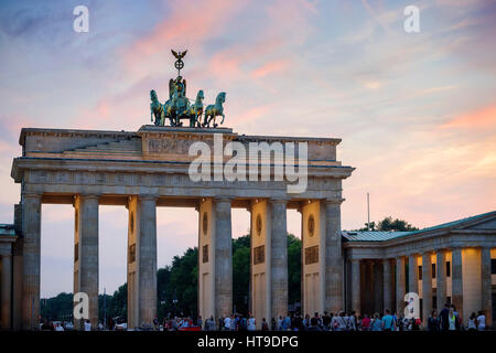 Berlin. L'Allemagne. La porte de Brandebourg au coucher du soleil. Banque D'Images