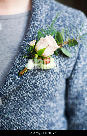 Boutonnière pour le marié doux avec des roses et des perles. Close up Banque D'Images