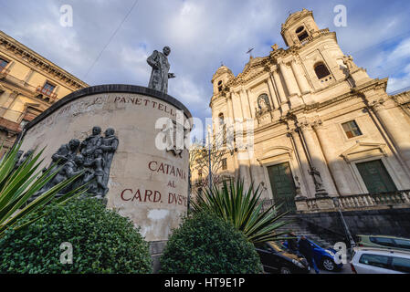 Église de Saint François et le cardinal Giuseppe Benedetto Dusmet monument à François d'assise, dans la ville de Catane, Sicile, Italie Île Banque D'Images