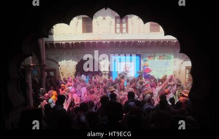 Mathura, Inde. 09Th Mar, 2017. Mathura : veuves indiennes célébrer holi festival à Gopinath temple dans la ville sainte de Vrindavan, Uttar Pradesh sur 09-03-2017. Les veuves sont à renoncer à tous les plaisirs terrestres, bute ces femmes-en-blanc briser tous les shakles pour fêter le festival des couleurs. Photo par Prabhat Kumar verma Crédit : Prabhat Kumar Verma/Pacific Press/Alamy Live News Banque D'Images