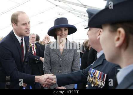 Le duc et la duchesse de Cambridge (à gauche) rencontre des anciens combattants et membres actifs des forces armées britanniques au cours d'une réception après le dévoilement d'un nouvel Irak et Afghanistan mémoire par Paul Journée à Victoria Embankment Gardens à Londres, en l'honneur des forces armées et les civils qui ont servi leur pays pendant la guerre du Golfe et des conflits en Irak et en Afghanistan. Banque D'Images