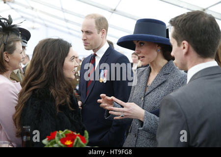 Le duc et la duchesse de Cambridge (centre droite) rencontre des anciens combattants et membres actifs des forces armées britanniques au cours d'une réception après le dévoilement d'un nouvel Irak et Afghanistan mémoire par Paul Journée à Victoria Embankment Gardens à Londres, en l'honneur des forces armées et les civils qui ont servi leur pays pendant la guerre du Golfe et des conflits en Irak et en Afghanistan. Banque D'Images