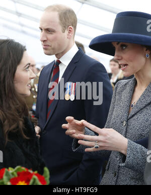 Le duc et la duchesse de Cambridge (à droite) rencontre des anciens combattants et membres actifs des forces armées britanniques au cours d'une réception après le dévoilement d'un nouvel Irak et Afghanistan mémoire par Paul Journée à Victoria Embankment Gardens à Londres, en l'honneur des forces armées et les civils qui ont servi leur pays pendant la guerre du Golfe et des conflits en Irak et en Afghanistan. Banque D'Images