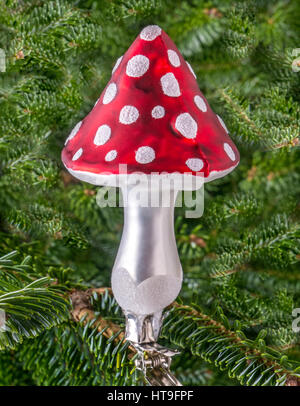 Boule de Noël accrochée à un arbre en forme de champignon Banque D'Images