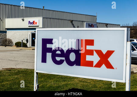 Muncie - Circa Mars 2017 : Federal Express Client point de ramassage. FedEx est une société de livraison dans le monde entier XI Banque D'Images