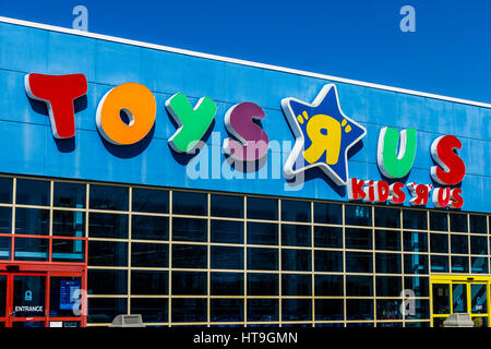 Muncie - Circa Mars 2017 : Toys "R" Us Retail Centre d'emplacement. Toys "R" Us est un jouet pour enfants IV Banque D'Images