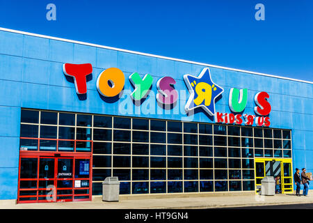 Muncie - Circa Mars 2017 : Toys "R" Us Retail Centre d'emplacement. Toys "R" Us est un jouet pour enfants III Banque D'Images