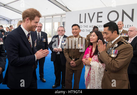 Le prince Harry parle avec les membres de la Brigade de Gurkhas, lors d'une réception sur Horse Guards Parade, Londres, à la suite d'un tambour et de dévoilement du nouvel Irak et Afghanistan mémorial à l'honneur le service et le devoir de les deux les Forces armées britanniques et les civils dans la région du Golfe, l'Iraq et l'Afghanistan. Banque D'Images