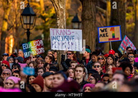 New York, États-Unis. 05Th Mar, 2017. Pour célébrer la Journée internationale de la femme, le 8 mars, 2017 ? ; les femmes et les alliés à New York inscrivez-vous l'International la grève des femmes, par des rassemblements et des marches organisées par divers groupes qui représentent des avantages pour le 99 %. Dans tout le pays, plus de cinquante événements grève ont lieu dans différentes villes ? Aux côtés de la Journée internationale de la femme les événements dans plus de trente pays ?. Crédit : Erik McGregor/Pacific Press/Alamy Live News Banque D'Images