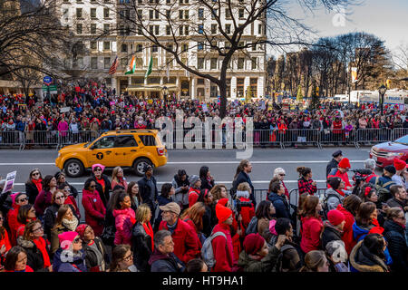 New York, États-Unis. 05Th Mar, 2017. Pour célébrer la Journée internationale de la femme, le 8 mars, 2017 ? ; les femmes et les alliés à New York inscrivez-vous l'International la grève des femmes, par des rassemblements et des marches organisées par divers groupes qui représentent des avantages pour le 99 %. Dans tout le pays, plus de cinquante événements grève ont lieu dans différentes villes ? Aux côtés de la Journée internationale de la femme les événements dans plus de trente pays ?. Crédit : Erik McGregor/Pacific Press/Alamy Live News Banque D'Images