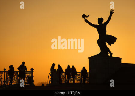 Coucher du soleil sur la colline Gellert, sous le monument de la liberté, à côté de la Citadelle, le château de Buda, Budapest, Hongrie. Banque D'Images
