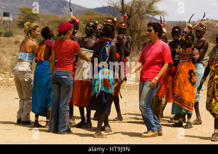 Les guerriers Samburu danse avec les touristes dans un près de manyatta Archers Post, Samburu National Park, Kenya Banque D'Images