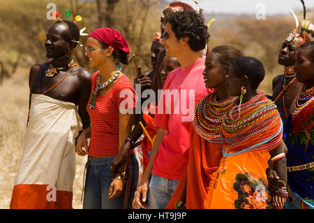 Les guerriers Samburu danse avec les touristes dans un près de manyatta Archers Post, Samburu National Park, Kenya Banque D'Images