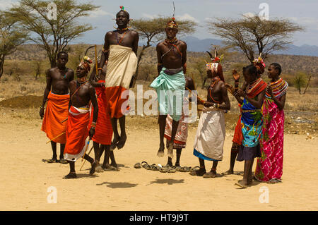 Les guerriers Samburu danse avec les touristes dans un près de manyatta Archers Post, Samburu National Park, Kenya Banque D'Images