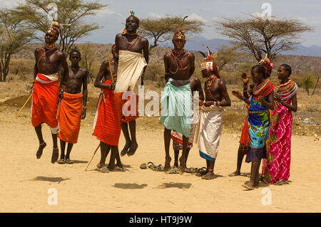 Les guerriers Samburu danse avec les touristes dans un près de manyatta Archers Post, Samburu National Park, Kenya Banque D'Images