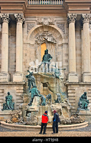 Fontaine du roi Matthias au Palais Royal, la colline du Château de Buda, à Budapest, Hongrie. Banque D'Images