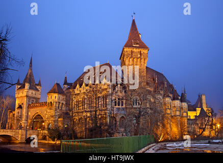 Château Vajdahunyad dans le parc de la ville (Varosliget), Budapest, Hongrie Banque D'Images