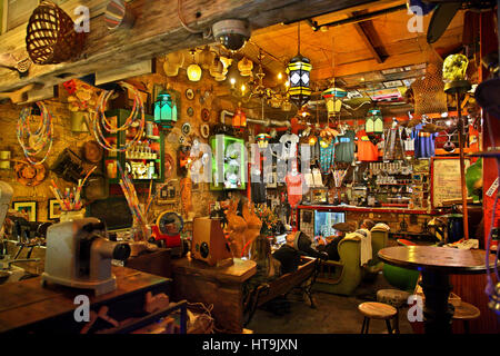 Le 'Szimpla Kert' l'un des plus anciens et des plus célèbres "ruine-pubs" à Budapest, Hongrie Banque D'Images