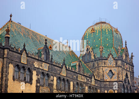 Le Musée des Arts appliqués (architecte : Ödön Lechner) et sa belle toiture en tuiles Zsolnay célèbre. Budapest, Hongrie Banque D'Images