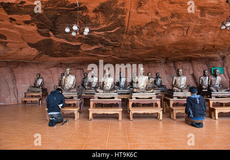 Statues moine à Vat Phu Tok, le temple au sommet de la montagne de Beung Kan Province, Thailand Banque D'Images