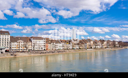 Le Riverside de Bâle, Suisse avec de vieux bâtiments médiévaux, du Rhin et de la tour de Roche à l'arrière-plan Banque D'Images