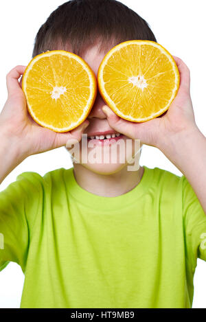 Happy boy avec deux tranches orange blanc isolé Banque D'Images