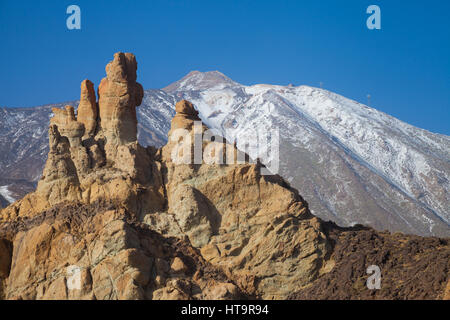 En regardant vers le volcan de Teide sur Tenerife avec le Los Roques de Garcia au premier plan. Banque D'Images