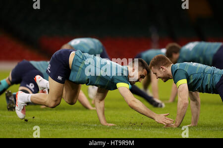 L'Irlande Conor Murray (à gauche) et Paddy Jackson pendant l'exécution du capitaine à la Principauté Stadium, Cardiff. Banque D'Images