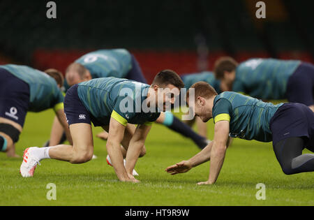 L'Irlande Conor Murray (à gauche) et Paddy Jackson pendant l'exécution du capitaine à la Principauté Stadium, Cardiff. Banque D'Images