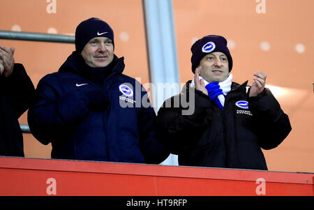 Brighton et Hove Albion président Tony Bloom (à droite) et chef de la direction Paul Barber (à gauche) Banque D'Images