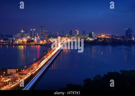 Johor Bahru dans la nuit. La plus grande ville à la frontière de la Malaisie, le sud de l'Euro Asia Continental Banque D'Images