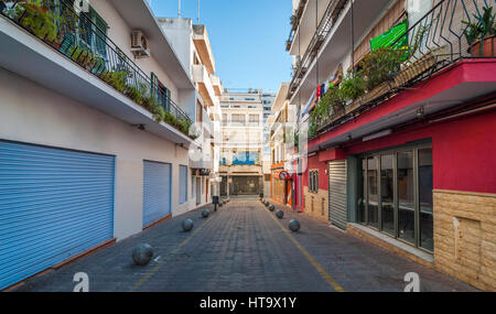 Postes vacants et arboré, ruelle vide sur lumineux par ailleurs jour ensoleillé à Sant Antoni de Portmany. Dans Ibiza hors saison tranquille dans l'après-midi. Banque D'Images