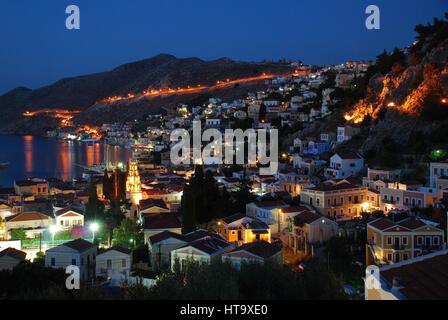 À la nuit sur l'île dans l'île grecque de Symi. Banque D'Images