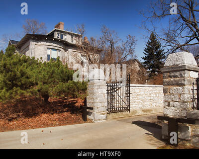 Domaine fermé avec grande colère iron fence Banque D'Images