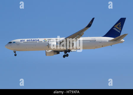 Dubaï/Émirats arabes unis le 9 mars 2017 : Boeing 767-200 d'Air Astana, à l'atterrissage à l'aéroport de Dubaï. Banque D'Images