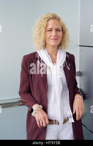 Zoe Schwarz vocaliste avec agitation bleu emplacement sur le port d'un costume blanc et une veste Banque D'Images