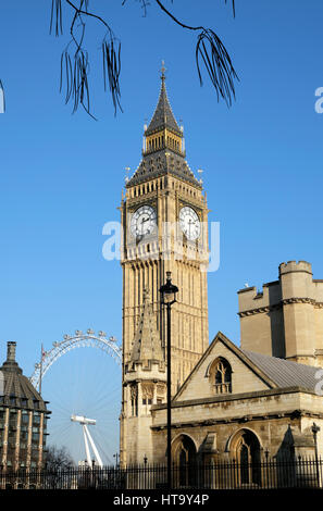 Vue verticale de la tour de l'horloge Big Ben et le London Eye avec ciel bleu en hiver, Westminster, London, UK KATHY DEWITT Banque D'Images