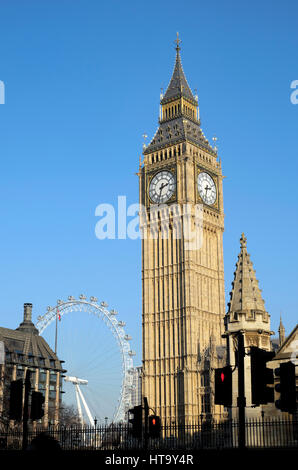 Vue verticale de la tour de l'horloge Big Ben et le London Eye avec ciel bleu en hiver, Westminster, London, UK KATHY DEWITT Banque D'Images