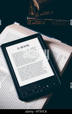 E-Book Reader périphérique sur 24 en bibliothèque. Alternative pour les livres traditionnels Banque D'Images