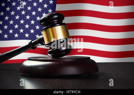 Wooden gavel avec USA flag en arrière-plan. Symbole de la loi et de la Justice Banque D'Images