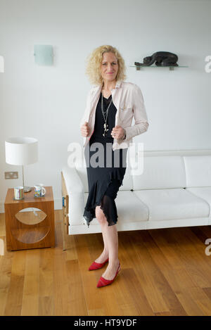 Zoe Schwarz vocaliste avec agitation bleu sur l'emplacement portant une robe noire à l'intérieur Banque D'Images