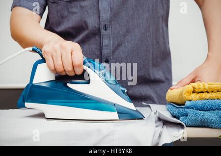 Vêtements Homme et d'une planche sur planche à repasser avec fer bleu vapeur Banque D'Images