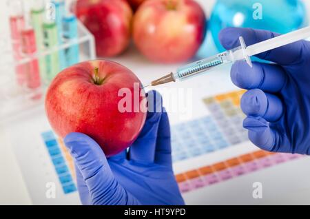 L'injection de liquide dans l'analyste d'Apple. Les aliments génétiquement modifiés dans lab concept. Banque D'Images