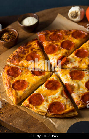 Grasse bon marché de la Pizza au Pepperoni congelé prêt à manger Banque D'Images