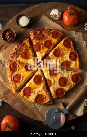 Grasse bon marché de la Pizza au Pepperoni congelé prêt à manger Banque D'Images